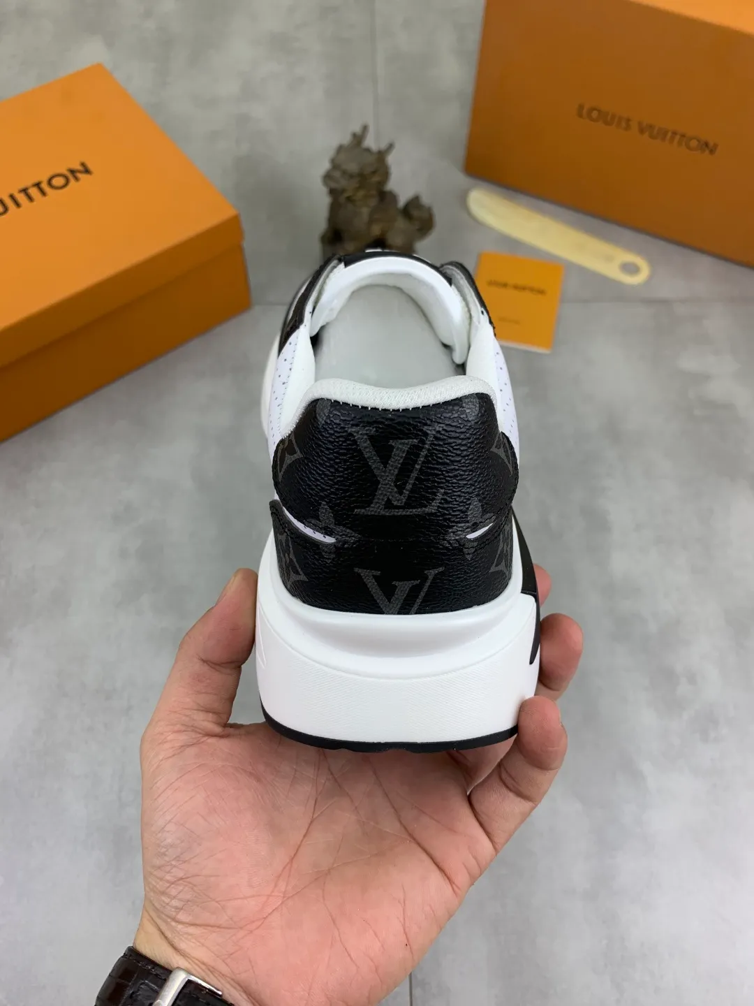 Men's shoes 💰P460 💰 [New model] 🆘 The latest model from LV official website 🎁 Casual and fashionable men's shoes 👟 Hot style 💥 Simple and elegant style, exclusive for trendy men. Unique latest brand elements from the official website 👑 Original decoration, fashionable and generous, the fabric is made of original calfskin ➕ Comfortable and breathable mesh lining ➕ Pigskin lining ✅The official website specifies wear-resistant casual outsole, the classic model is taken in real life🎬Color: 3️⃣colors available😍Number of codes: 38-44 (45 46 customized)